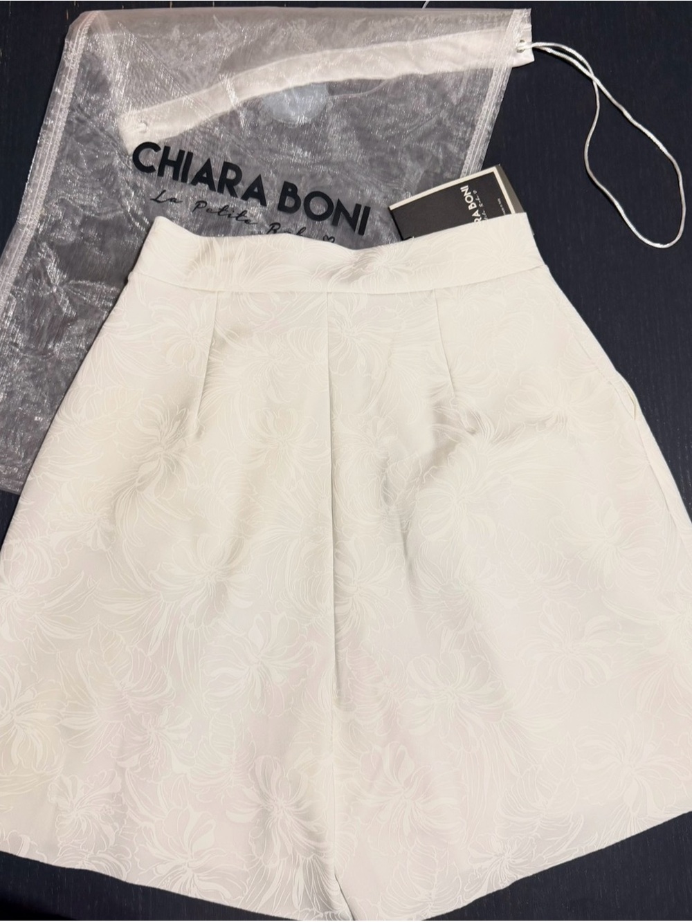 CHIARA BONI - Charlee TJE floral pleated shorts- SZ 4 - off-white NWT - Picture 2 of 5